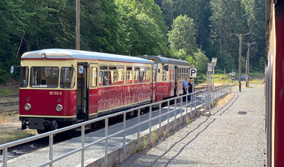 Passing a railcar at Eisfelder Talm�hle