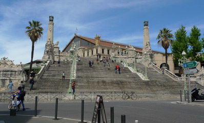 Steps from Marseille station to the road