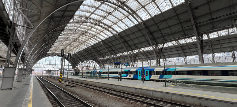 Prague Hlavni platforms