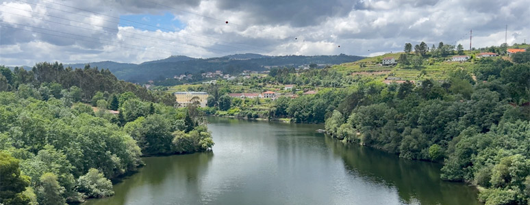 Train crosses the T�mega river